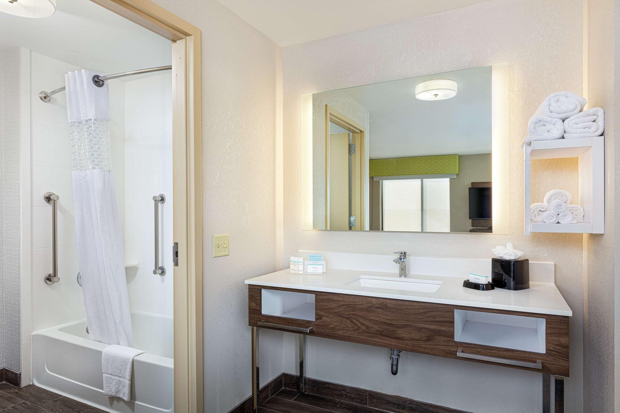 Newly Renovated Hampton Inn Omaha West Lakeside Екстериор снимка