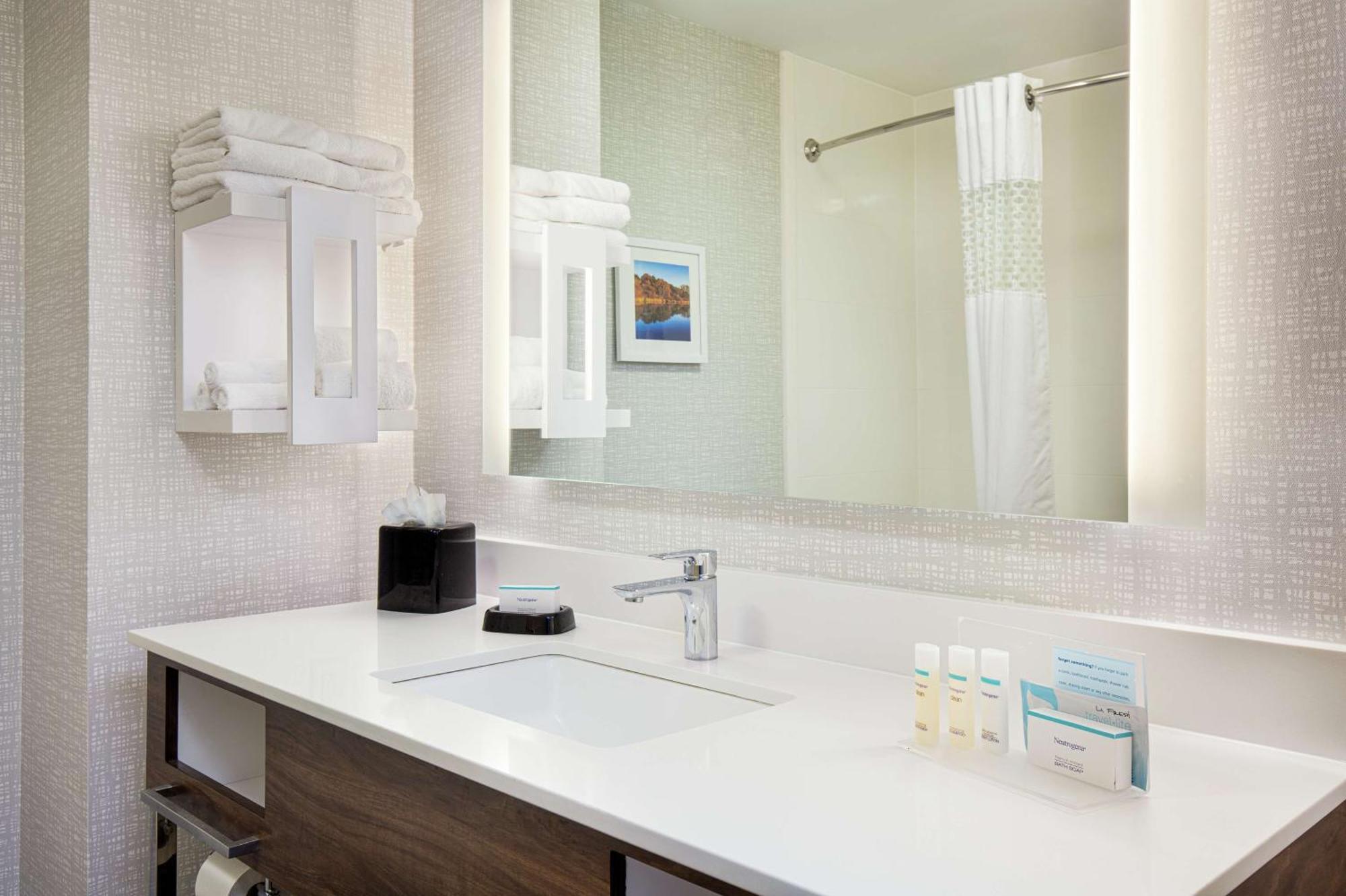 Newly Renovated Hampton Inn Omaha West Lakeside Екстериор снимка