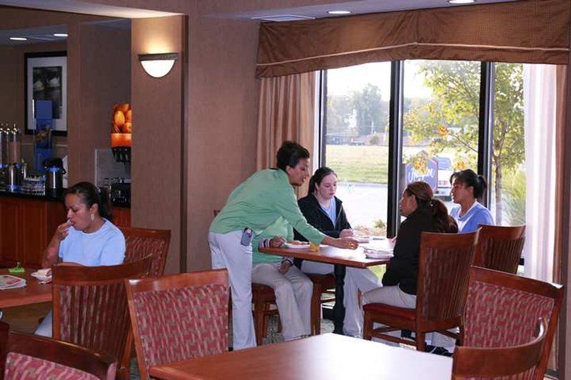Newly Renovated Hampton Inn Omaha West Lakeside Ресторант снимка